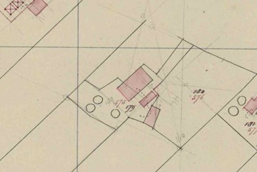 <p>Uitsnede uit een kadastrale hulpkaart uit 1873 waarop de uitbreiding aan de achterzijde van de toenmalige boerderij in rood aangegeven is. (Kadaster)</p>

